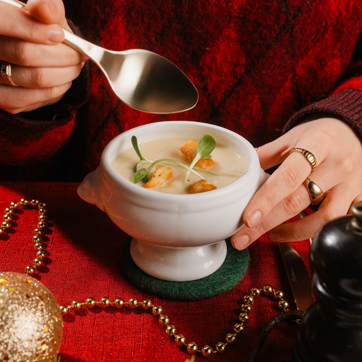 Potage parmentier servi dans un bol blanc